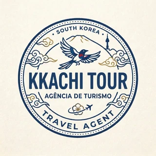 Logo da Kkachi Tour: selo azul com uma kkachi em voo sobre montanhas, a N Seoul Tower e nuvens douradas